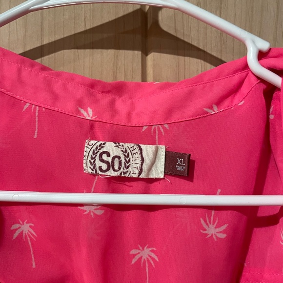 🔥🔥SO XL button down sleeveless blouse. Hot pink with palm trees. Silk like. - Picture 5 of 5